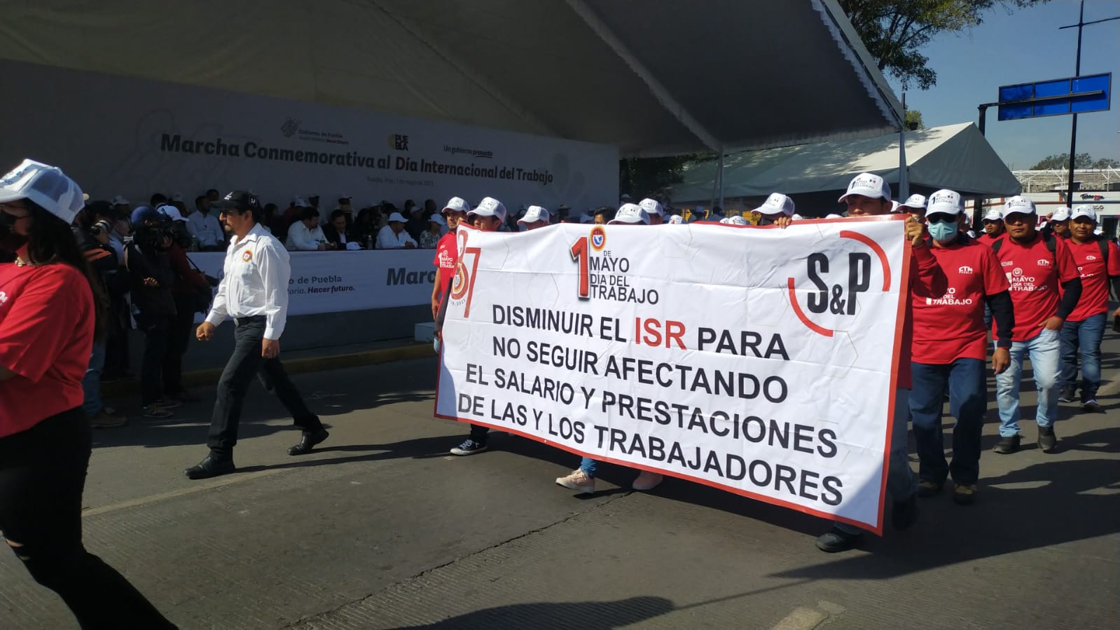 Exigen miles disminución del ISR en el Día del Trabajo