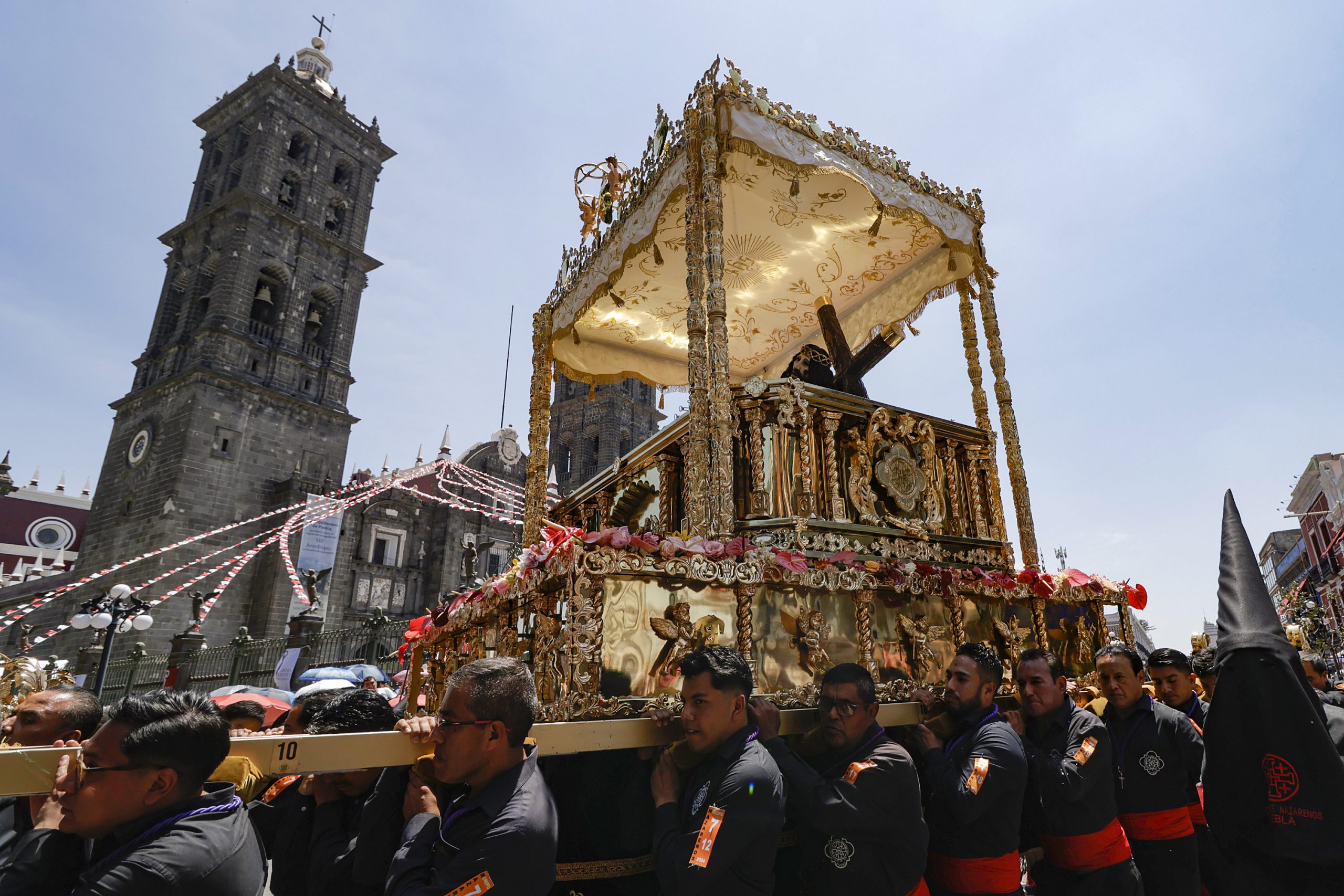 Miles participan en la procesión de Viernes Santo en Puebla