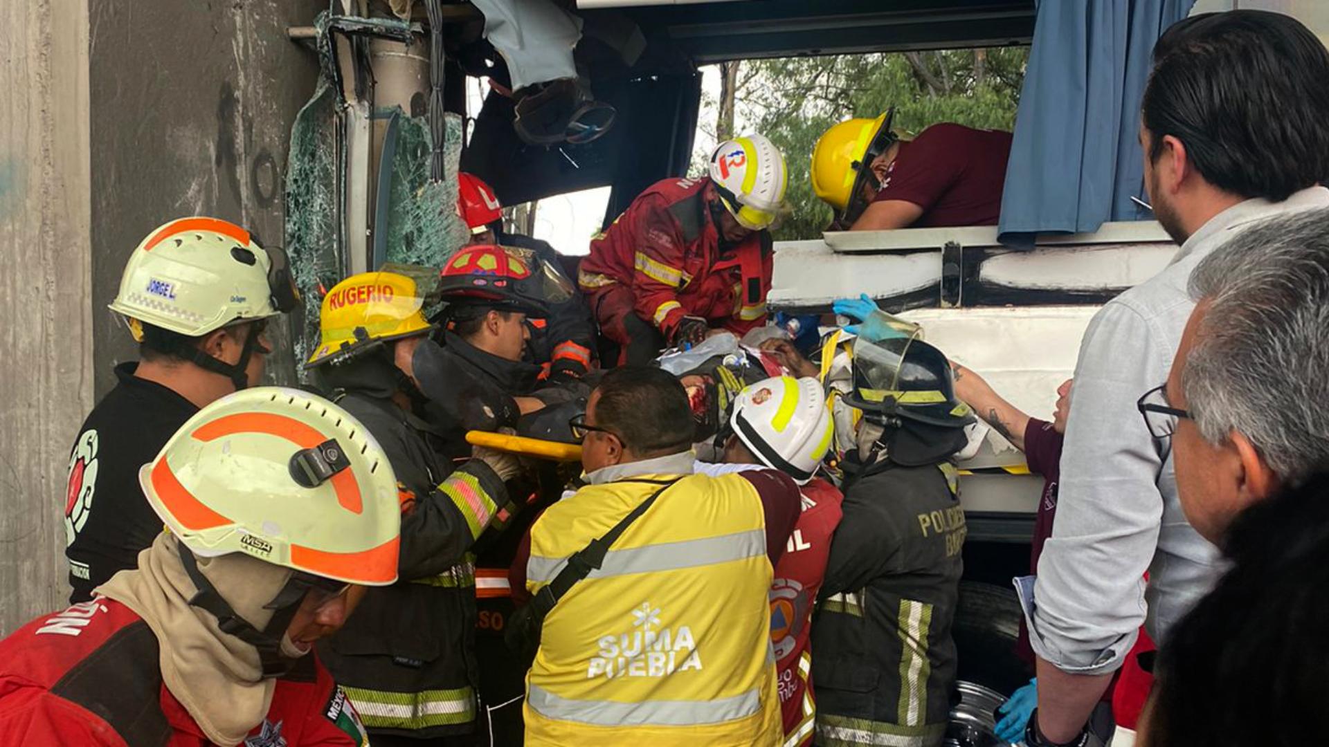Autobús repleto choca contra columna en la autopista