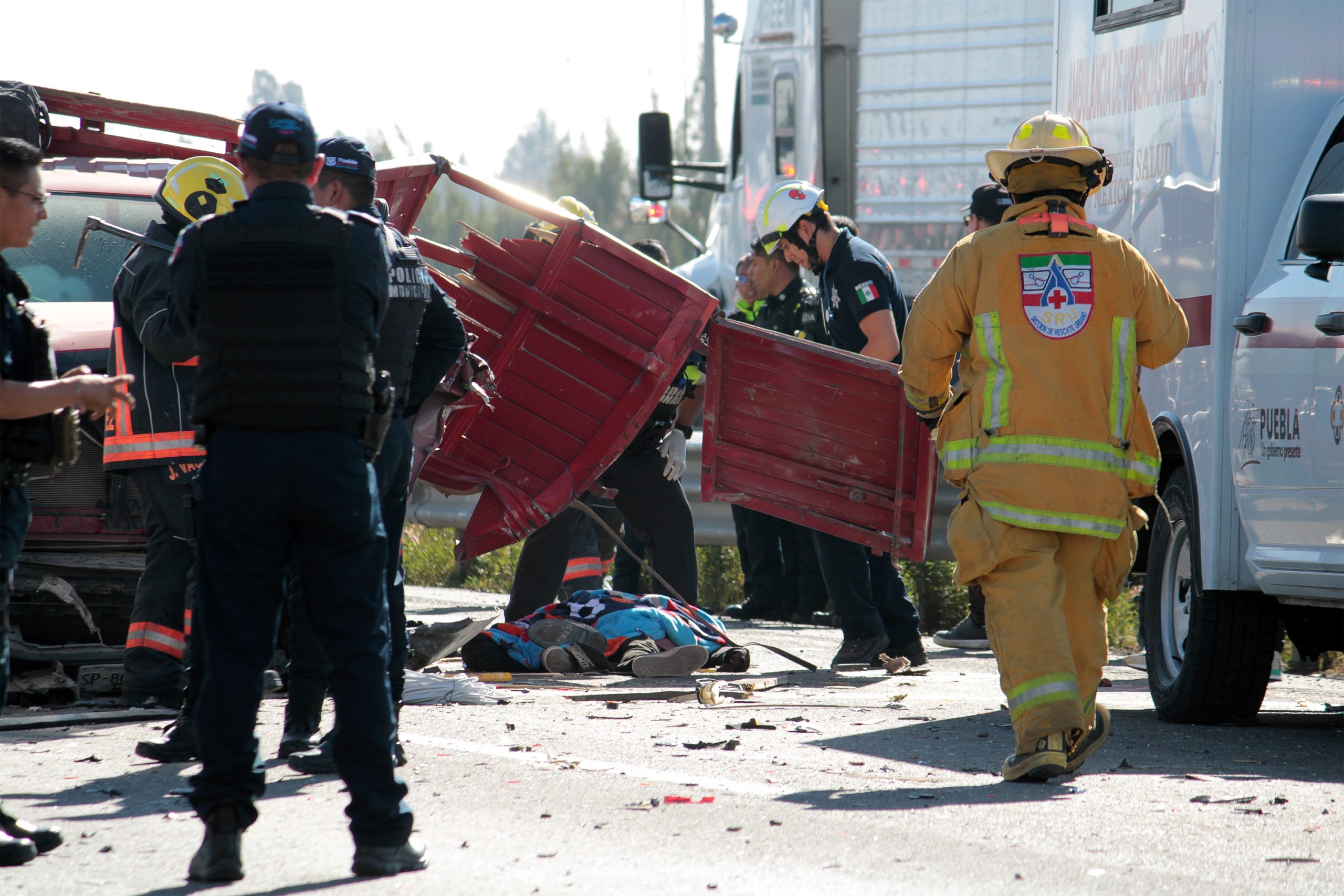 Tragedia en la autopista, un muerto y una decena de lesionados