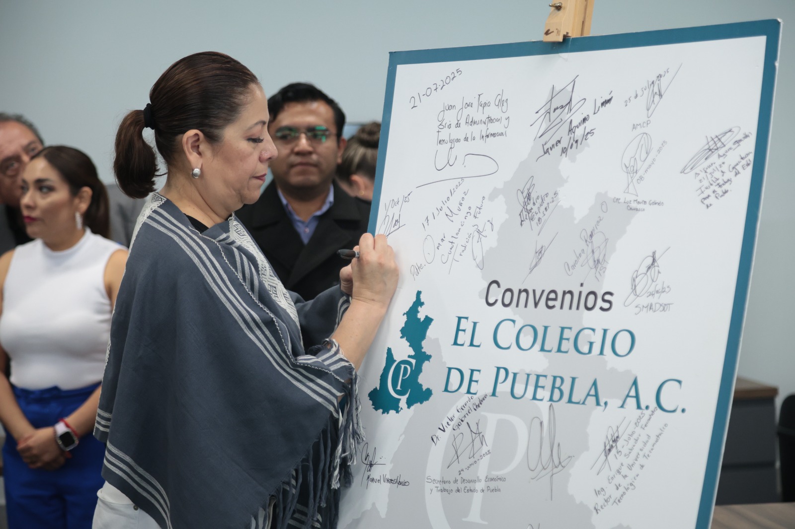 Congreso firma convenio con el Colegio de Puebla