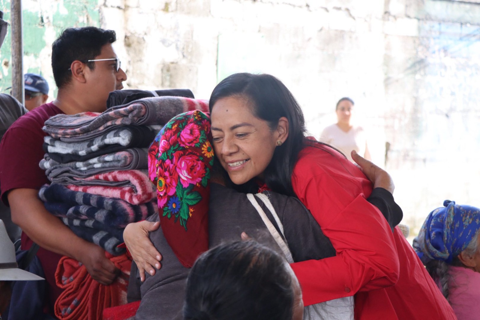 Ariadna Ayala entrega cobijas en San Pedro Benito Juárez