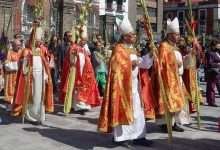 Arzobispo de Puebla, Víctor Sánchez, bendiciendo las palmas durante la procesión de Domingo de Ramos 2026.