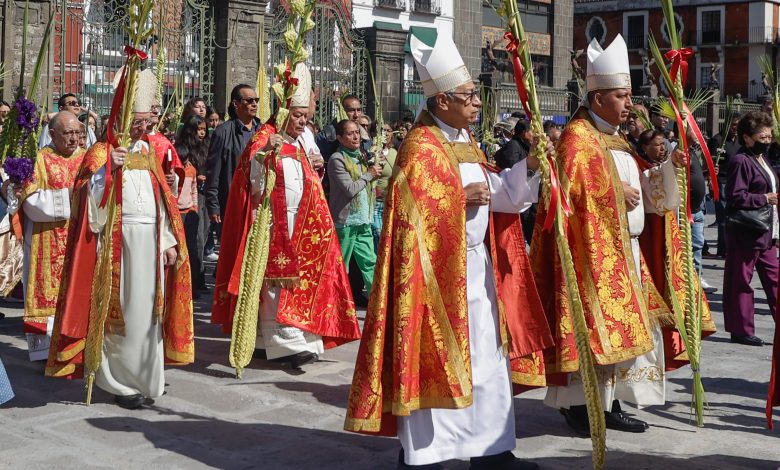Arzobispo de Puebla, Víctor Sánchez, bendiciendo las palmas durante la procesión de Domingo de Ramos 2026.