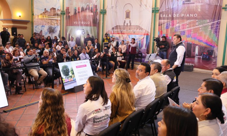 Incluir una fotografía del gobernador en Tehuacán con el texto alternativo: Alejandro Armenta en jornada de trabajo en Tehuacán anunciando patrullas y pipas.