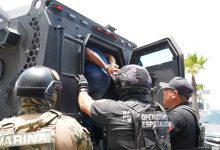 Personal policial escoltando a Roberto N., alias “El Bukanas”, mientras sube a un vehículo blindado durante su traslado al penal de Tepexi.