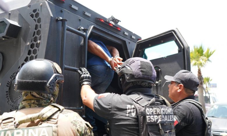 Personal policial escoltando a Roberto N., alias “El Bukanas”, mientras sube a un vehículo blindado durante su traslado al penal de Tepexi.