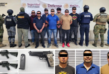 Siete hombres detenidos, entre ellos Roberto N., alias “El Bukanas”, aparecen de pie y con el rostro pixelado, custodiados por elementos de seguridad tras un operativo en Puebla.