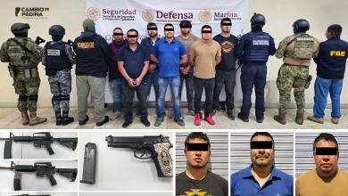 Siete hombres detenidos, entre ellos Roberto N., alias “El Bukanas”, aparecen de pie y con el rostro pixelado, custodiados por elementos de seguridad tras un operativo en Puebla.