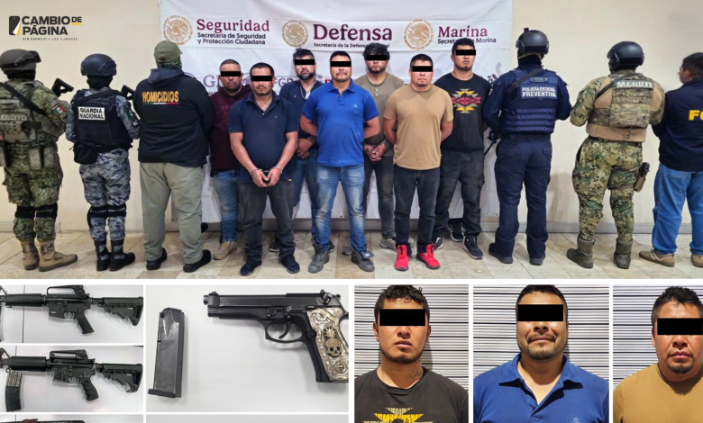 Siete hombres detenidos, entre ellos Roberto N., alias “El Bukanas”, aparecen de pie y con el rostro pixelado, custodiados por elementos de seguridad tras un operativo en Puebla.