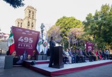 Una toma de ángulo amplio de la ceremonia cívica por el 495 aniversario de la fundación de Puebla.