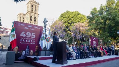 Una toma de ángulo amplio de la ceremonia cívica por el 495 aniversario de la fundación de Puebla.