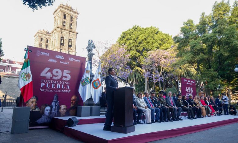Una toma de ángulo amplio de la ceremonia cívica por el 495 aniversario de la fundación de Puebla.
