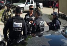 Elementos de la Guardia Nacional y la Marina custodian a János “N”, ciudadano húngaro detenido en Cancún, Quintana Roo, quien figura entre los 10 más buscados en Europa por narcotráfico.