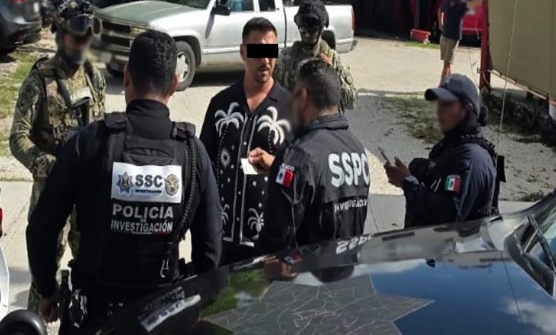Elementos de la Guardia Nacional y la Marina custodian a János “N”, ciudadano húngaro detenido en Cancún, Quintana Roo, quien figura entre los 10 más buscados en Europa por narcotráfico.