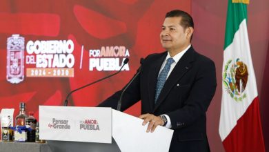 Gobernador Alejandro Armenta en conferencia de prensa hablando sobre el convenio del predial en Puebla desde un atril.