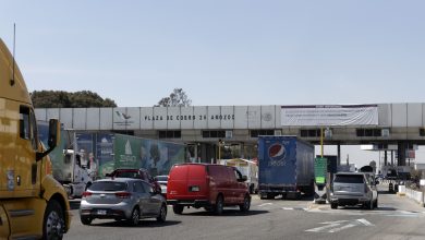 Vista aérea de la plaza de cobro San Martín Texmelucan con tráfico intenso de viajeros durante el operativo de seguridad Semana Santa 2026 en la autopista México-Puebla.