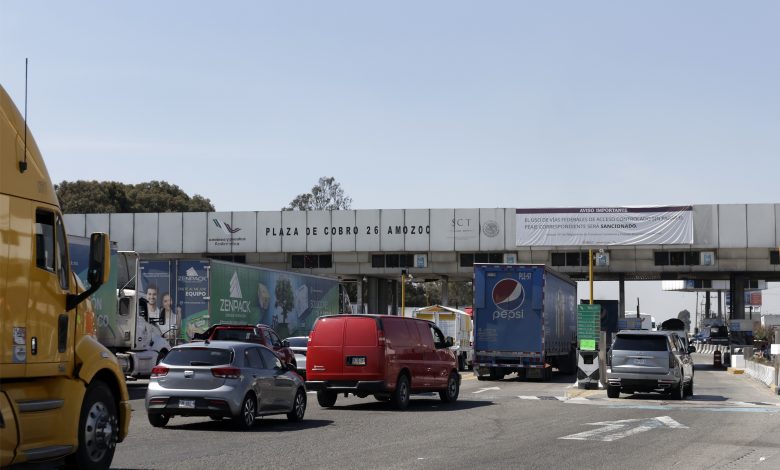 Vista aérea de la plaza de cobro San Martín Texmelucan con tráfico intenso de viajeros durante el operativo de seguridad Semana Santa 2026 en la autopista México-Puebla.