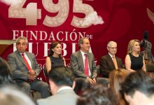 El alcalde Pepe Chedraui y directivos de la UDLAP sostienen el libro 'Secretos del Estante' durante la presentación oficial.