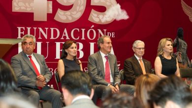 El alcalde Pepe Chedraui y directivos de la UDLAP sostienen el libro 'Secretos del Estante' durante la presentación oficial.