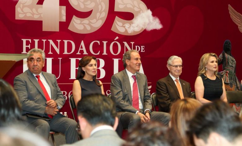 El alcalde Pepe Chedraui y directivos de la UDLAP sostienen el libro 'Secretos del Estante' durante la presentación oficial.