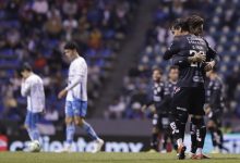 Jugadores del Club Puebla lamentando la derrota ante Querétaro en el Estadio Cuauhtémoc, jornada 17