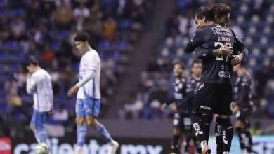 Jugadores del Club Puebla lamentando la derrota ante Querétaro en el Estadio Cuauhtémoc, jornada 17