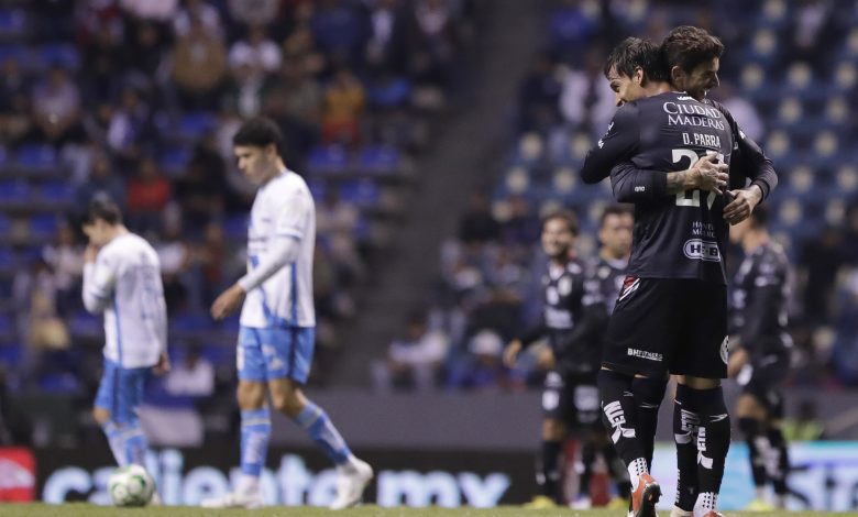 Jugadores del Club Puebla lamentando la derrota ante Querétaro en el Estadio Cuauhtémoc, jornada 17