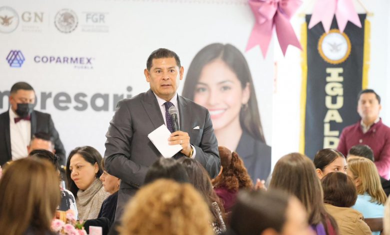 Gobernador Alejandro Armenta encabeza el Foro de Seguridad con Mujeres Empresarias de COPARMEX en Puebla, acompañado por representantes de la Fiscalía General del Estado y mesas de paz, para presentar estrategias de protección, prevención y justicia con perspectiva de género.