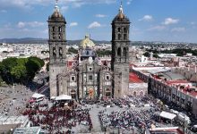 Toma aérea de la masiva Procesión de Viernes Santo en el centro histórico de Puebla, miles de personas llenan las calles alrededor de la Catedral
