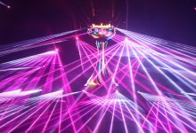 Primer plano de un pebetero con una llama encendida ondeando con fuerza