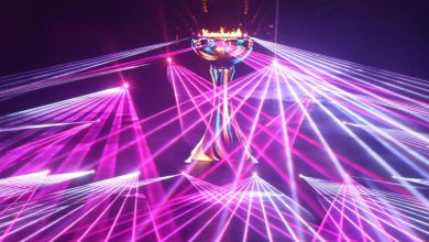 Primer plano de un pebetero con una llama encendida ondeando con fuerza