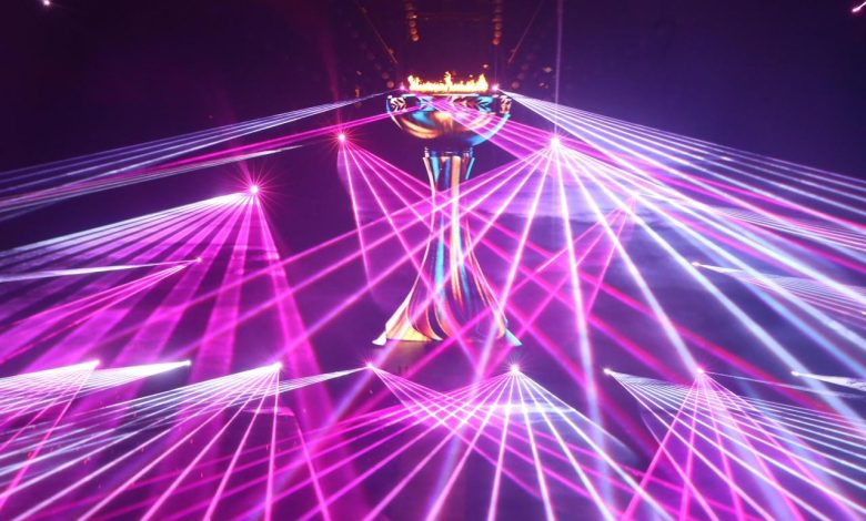 Primer plano de un pebetero con una llama encendida ondeando con fuerza