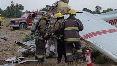 Reporte informativo sobre el accidente aéreo en Huejotzingo ocurrido el 2 de abril de 2026, detallando el saldo de tres fallecidos, un lesionado y el operativo de emergencia frente a la empresa Mexicana de Industrias.