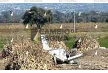 Reporte informativo sobre el accidente aéreo en Huejotzingo ocurrido el 2 de abril de 2026, detallando el saldo de tres fallecidos, un lesionado y el operativo de emergencia frente a la empresa Mexicana de Industrias.