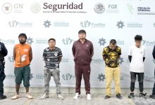 Cinco hombres detenidos por la SSC alineados frente a una patrulla, con los rostros difuminados por motivos legales, tras operativo contra el narcomenudeo en la colonia Valle del Sur.