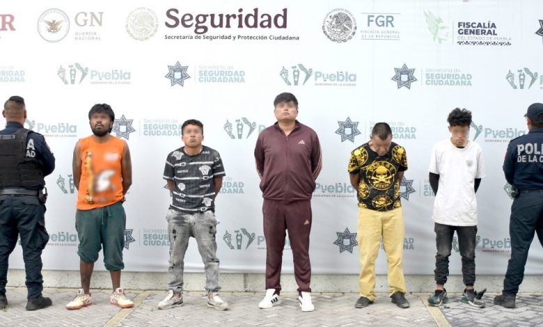 Cinco hombres detenidos por la SSC alineados frente a una patrulla, con los rostros difuminados por motivos legales, tras operativo contra el narcomenudeo en la colonia Valle del Sur.