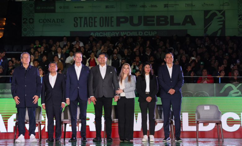 Alejandro Armenta, gobernador de Puebla, encabeza el presídium de inauguración de la Copa del Mundo de Tiro con Arco 2026 en el Zócalo de Puebla