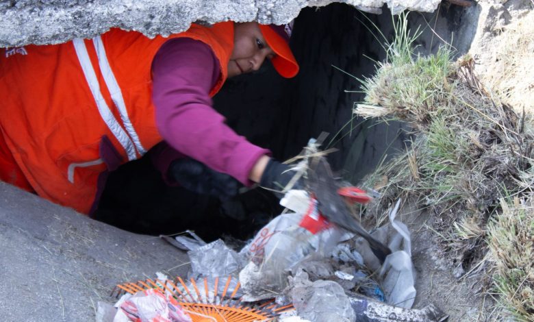 Personal del Organismo Operador del Servicio de Limpia de Puebla realiza labores de barrido y recolección de basura en el camellón del Bulevar Municipio Libre bajo la supervisión del Gobierno Municipal.