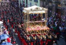 Fieles católicos acompañan la imagen del Señor de las Maravillas durante la Procesión de Viernes Santo en el Centro Histórico de Puebla.