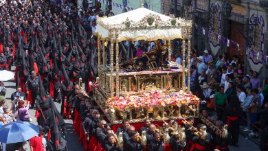 Fieles católicos acompañan la imagen del Señor de las Maravillas durante la Procesión de Viernes Santo en el Centro Histórico de Puebla.