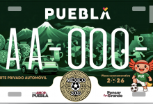 Primer plano de los dos modelos de placas vehiculares conmemorativas de Puebla por el Mundial 2026, mostrando diseños con elementos culturales del estado y sellos de seguridad oficiales.