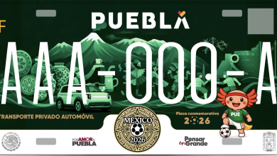 Primer plano de los dos modelos de placas vehiculares conmemorativas de Puebla por el Mundial 2026, mostrando diseños con elementos culturales del estado y sellos de seguridad oficiales.