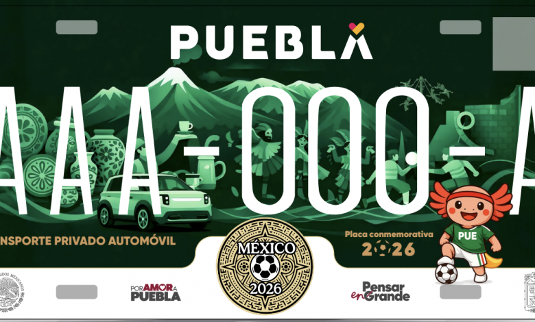 Primer plano de los dos modelos de placas vehiculares conmemorativas de Puebla por el Mundial 2026, mostrando diseños con elementos culturales del estado y sellos de seguridad oficiales.