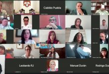 Captura de pantalla de una videoconferencia en la que se observa al alcalde de Puebla, Pepe Chedraui, junto a las y los regidores del Cabildo en una cuadrícula de video