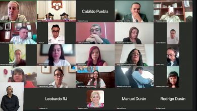 Captura de pantalla de una videoconferencia en la que se observa al alcalde de Puebla, Pepe Chedraui, junto a las y los regidores del Cabildo en una cuadrícula de video