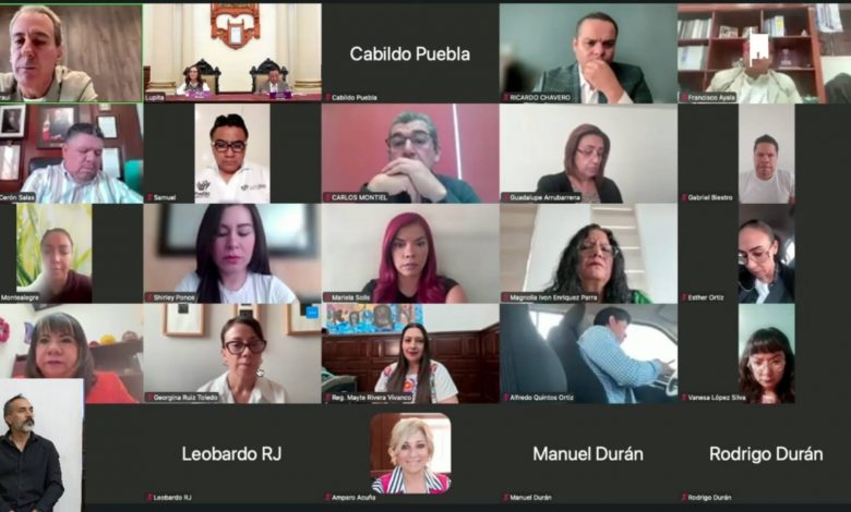 Captura de pantalla de una videoconferencia en la que se observa al alcalde de Puebla, Pepe Chedraui, junto a las y los regidores del Cabildo en una cuadrícula de video
