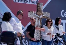 Trabajadores de la construcción en Puebla posando con sus cruces decoradas en el concurso de la CMIC 2026.