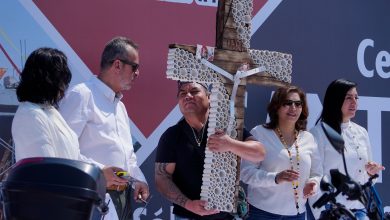 Trabajadores de la construcción en Puebla posando con sus cruces decoradas en el concurso de la CMIC 2026.