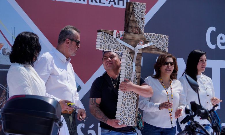 Trabajadores de la construcción en Puebla posando con sus cruces decoradas en el concurso de la CMIC 2026.